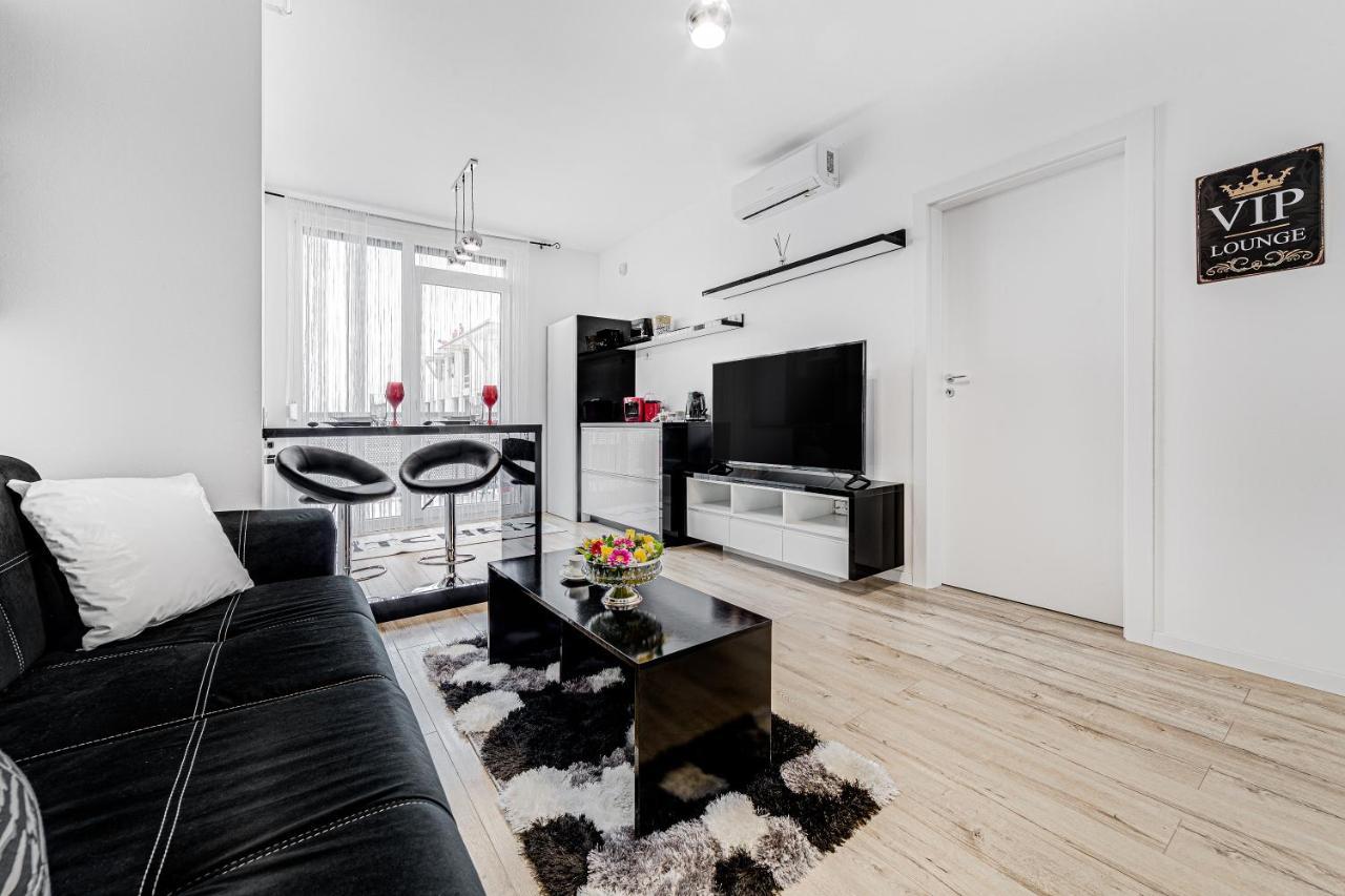 Апартаменты Ari Cinema Apartament With 2M Videoproiector Арад Экстерьер фото