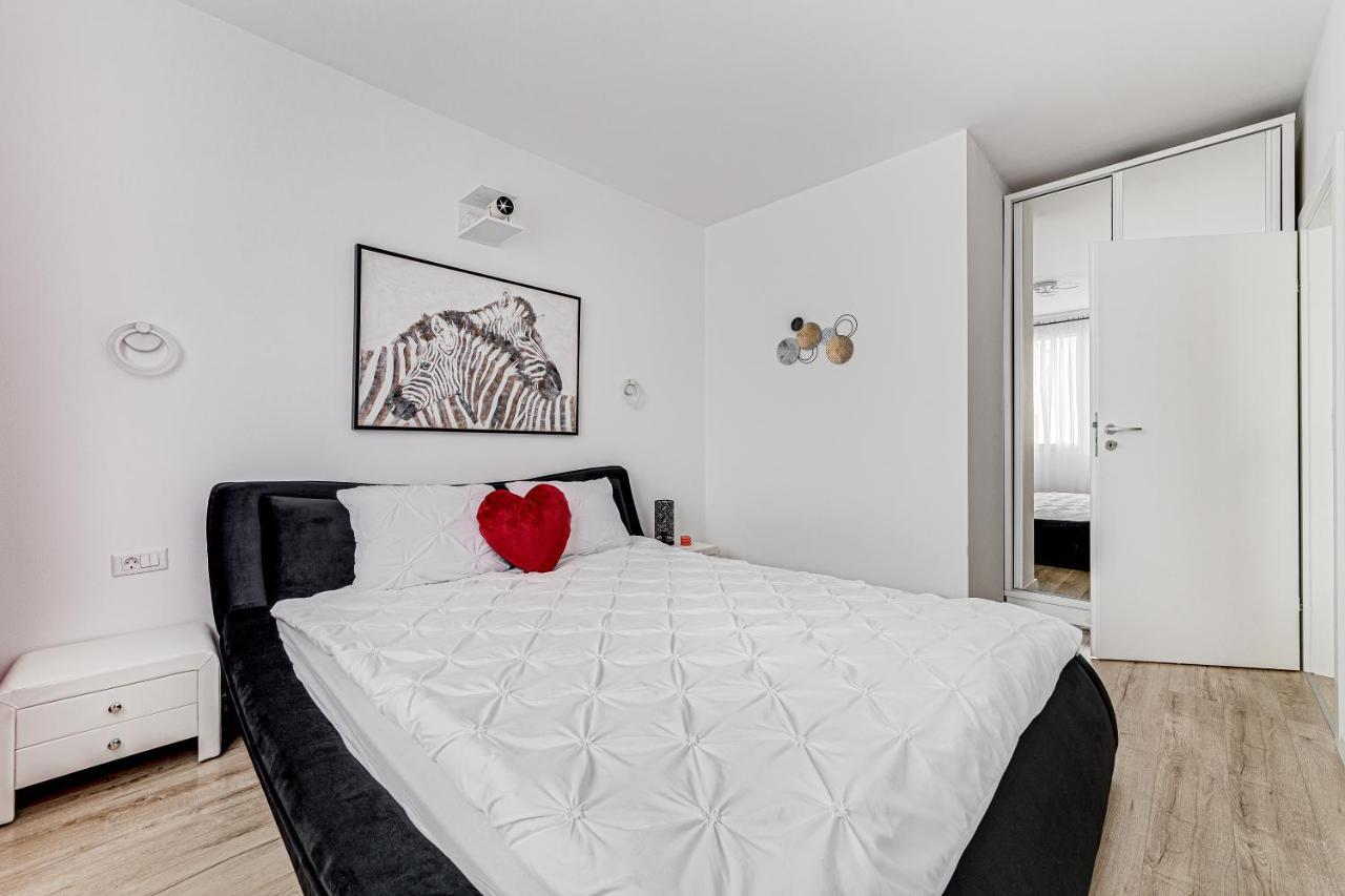 Апартаменты Ari Cinema Apartament With 2M Videoproiector Арад Экстерьер фото